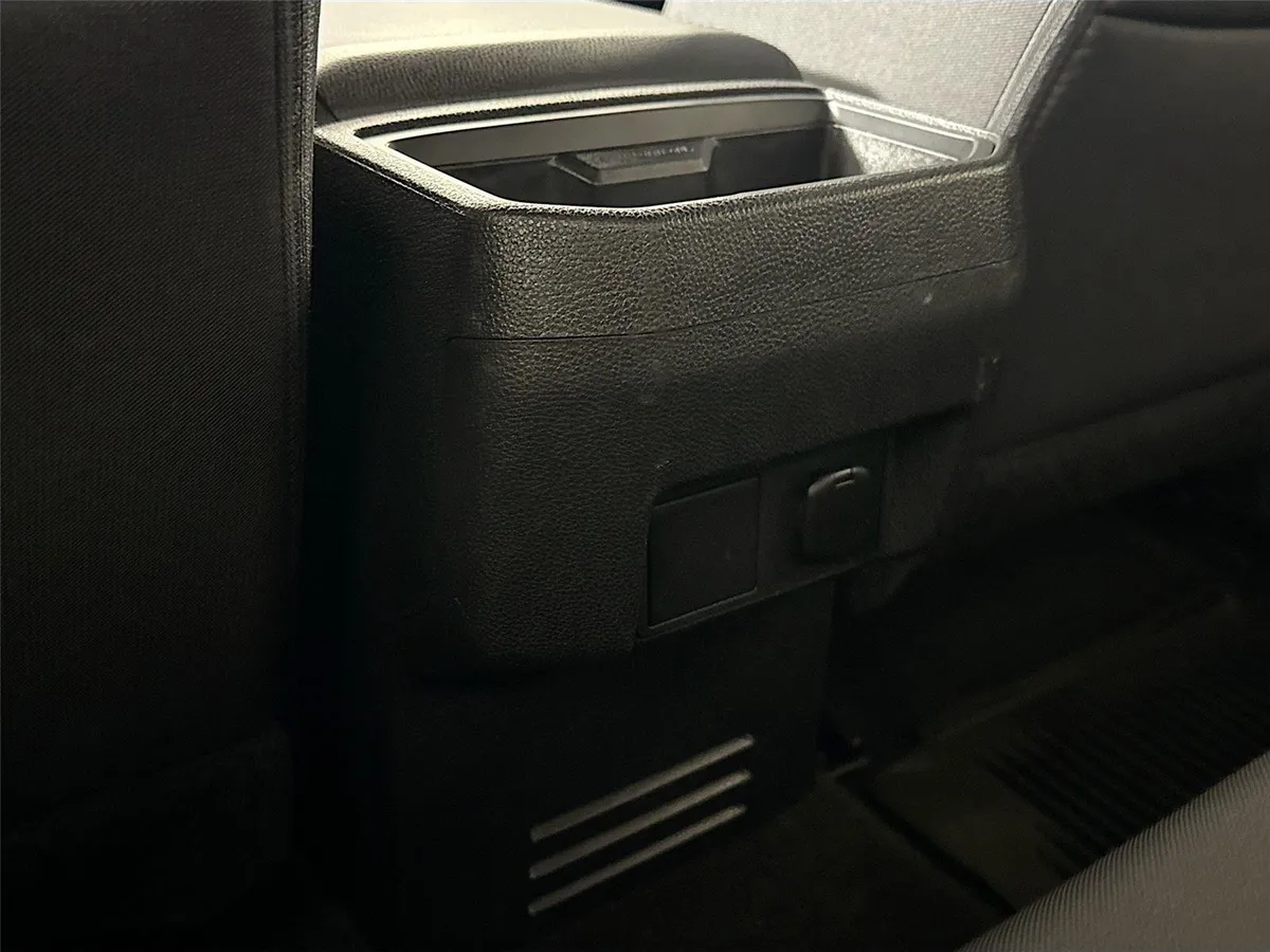 2024 Toyota Tacoma SR5 thumbnail 32