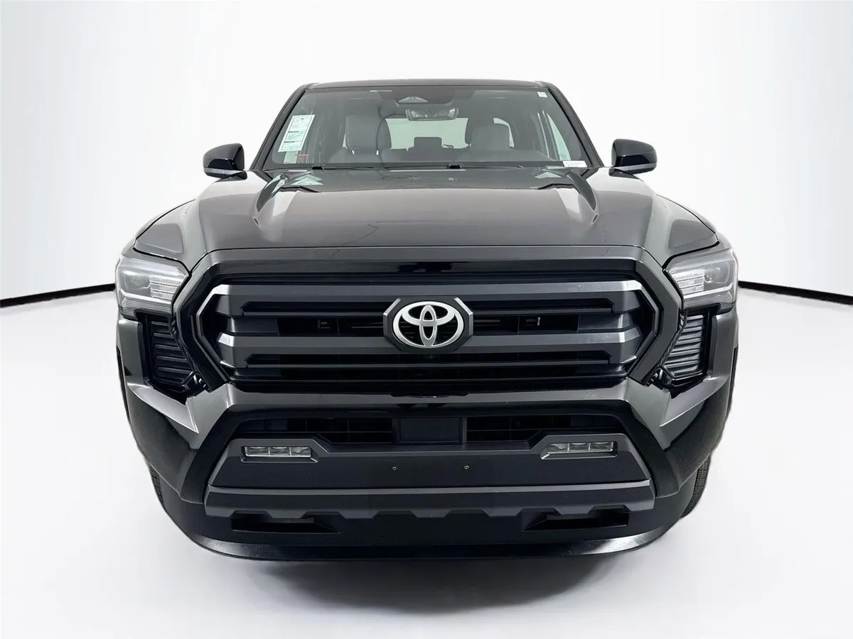 2024 Toyota Tacoma SR5 thumbnail 8