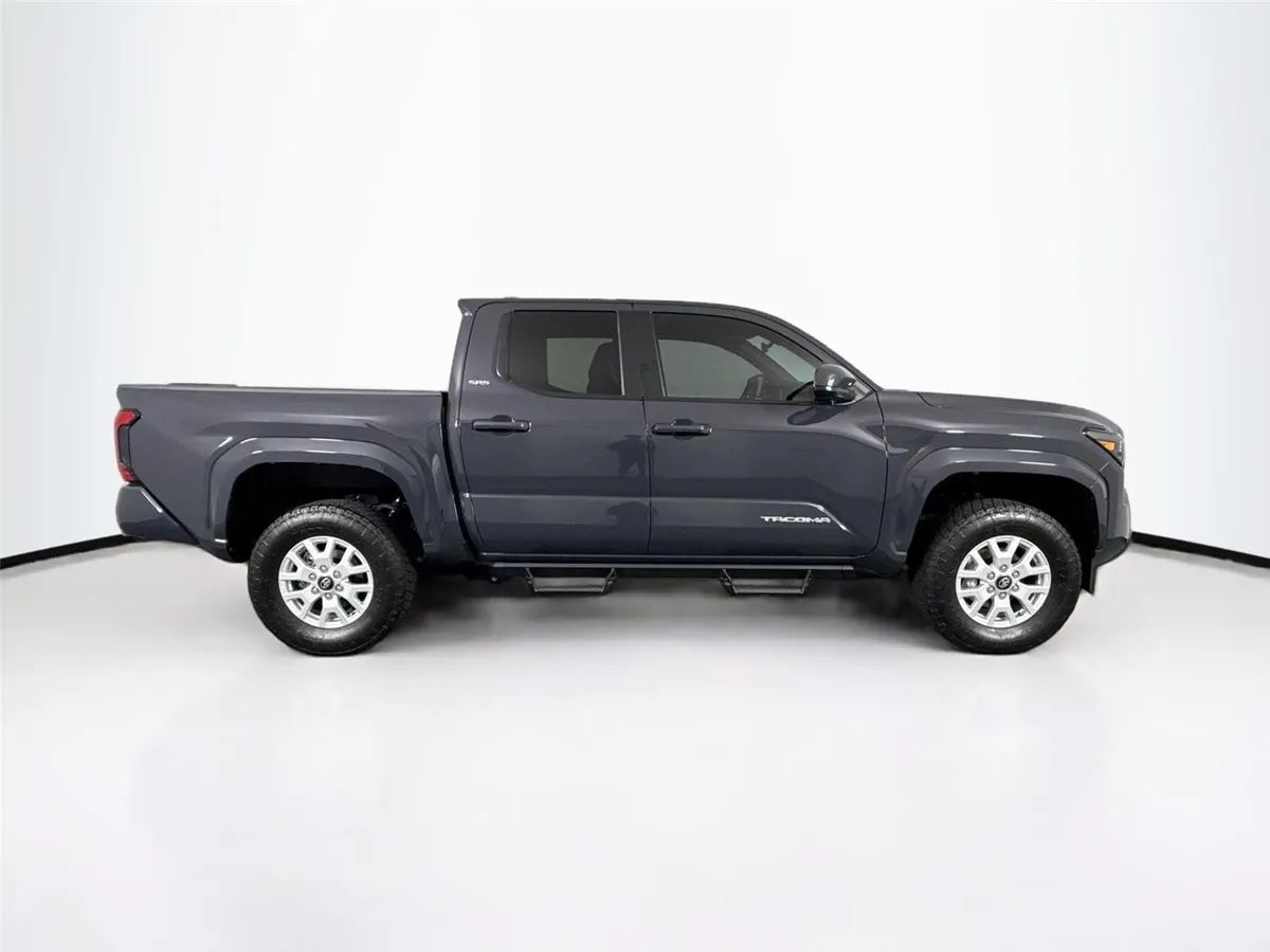 2024 Toyota Tacoma SR5 thumbnail 10