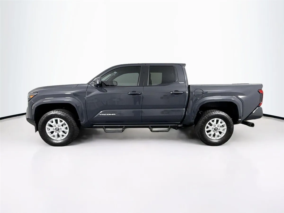 2024 Toyota Tacoma SR5 thumbnail 13