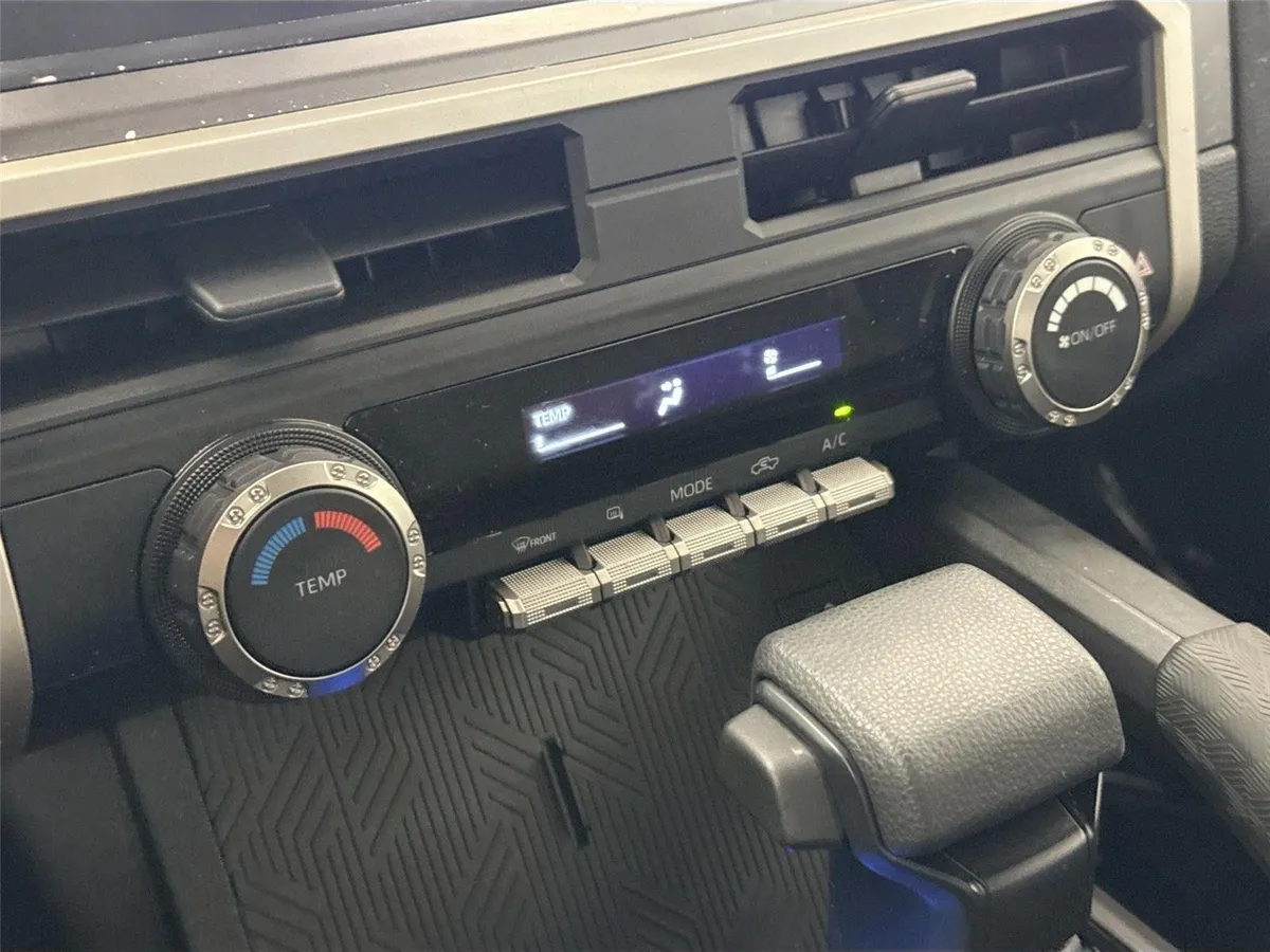 2024 Toyota Tacoma SR5 thumbnail 24