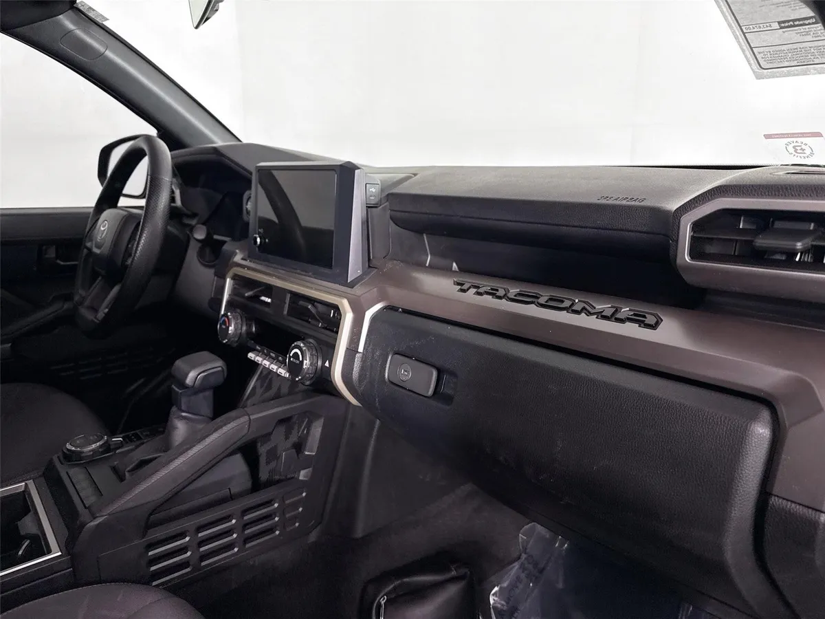 2024 Toyota Tacoma SR5 thumbnail 38