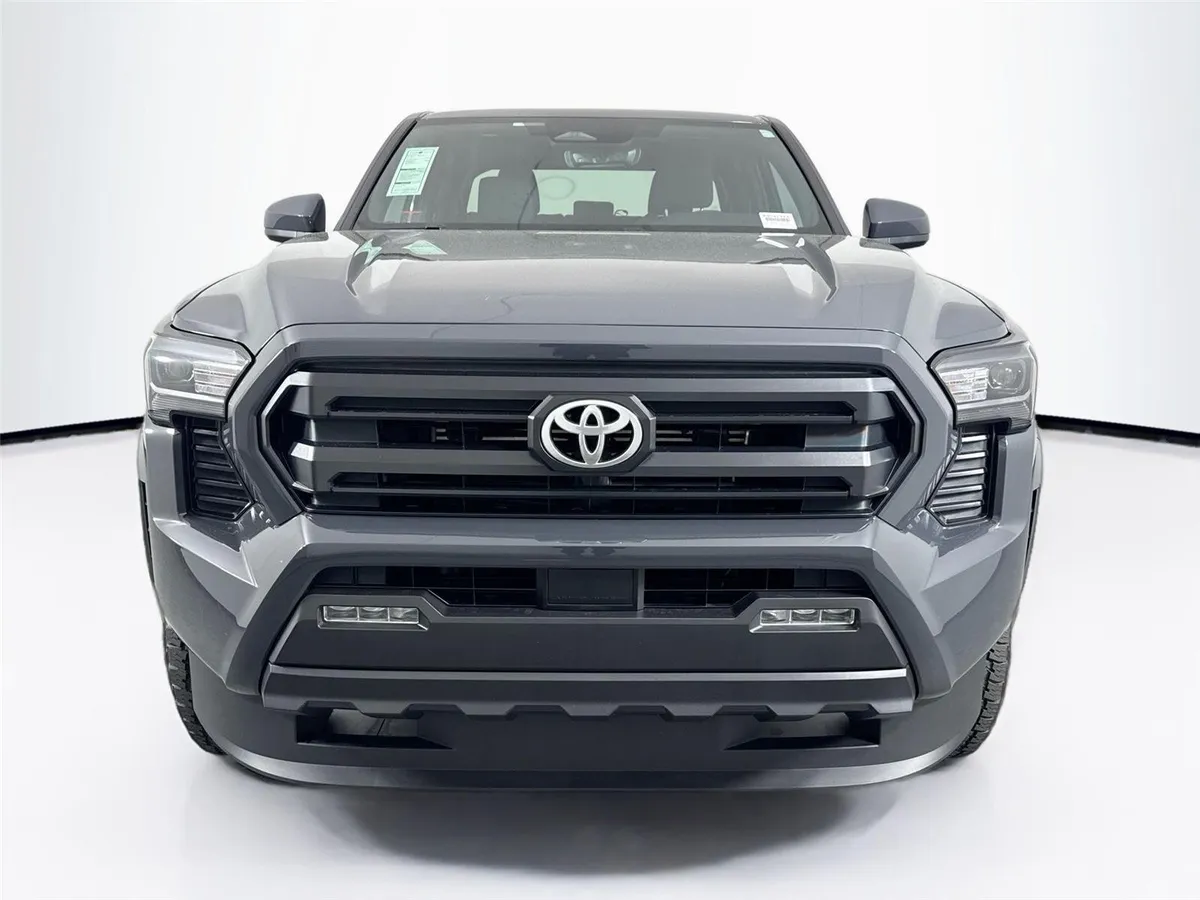 2024 Toyota Tacoma SR5 thumbnail 8