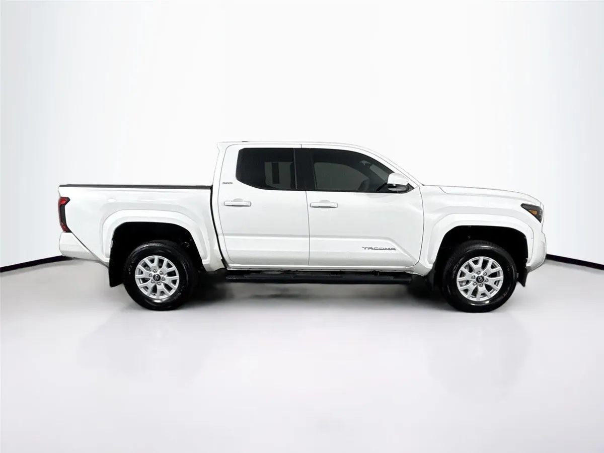 2024 Toyota Tacoma SR5 thumbnail 11