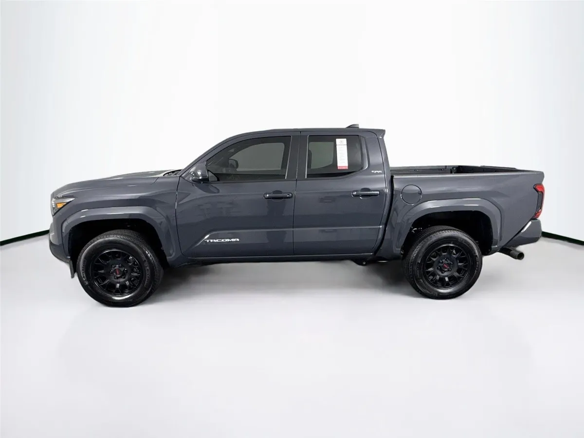 2024 Toyota Tacoma SR5 thumbnail 12