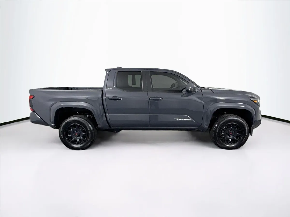 2024 Toyota Tacoma SR5 thumbnail 9