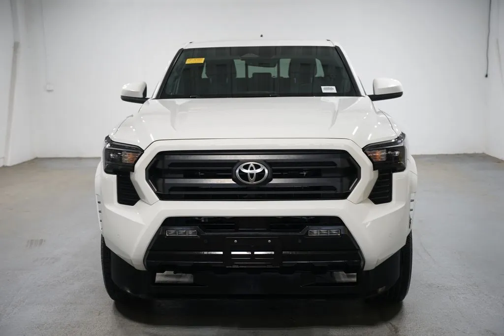 2024 Toyota Tacoma SR5 thumbnail 2