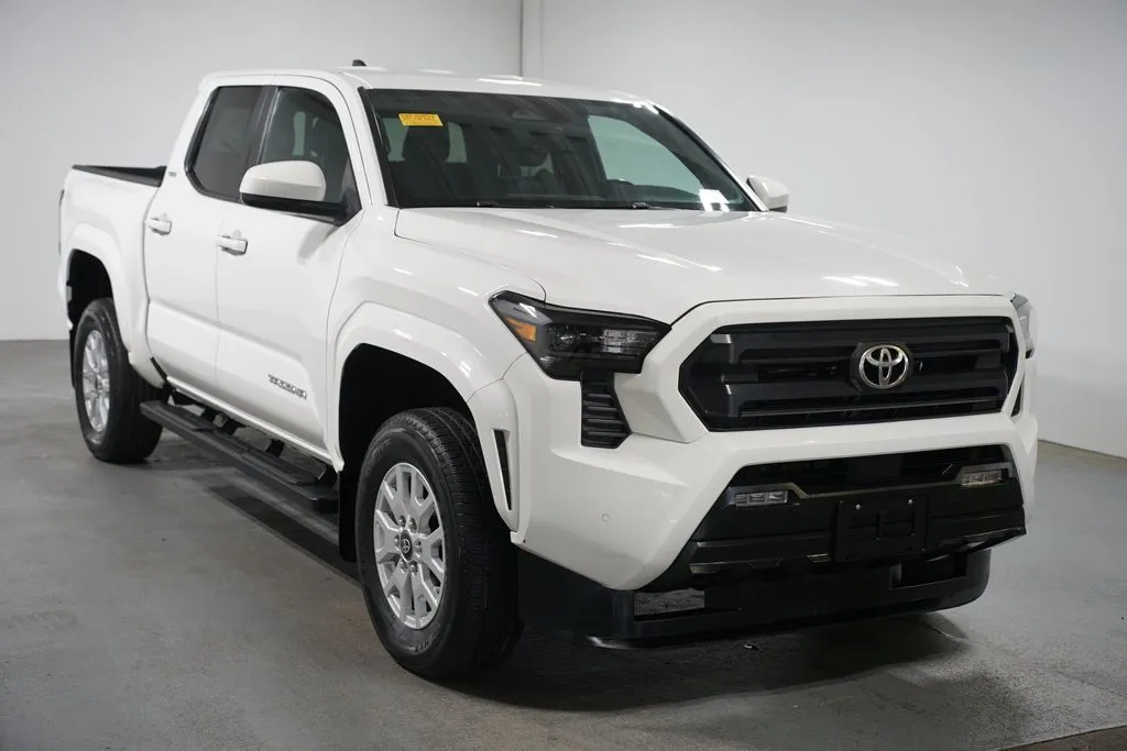 2024 Toyota Tacoma SR5 thumbnail 3