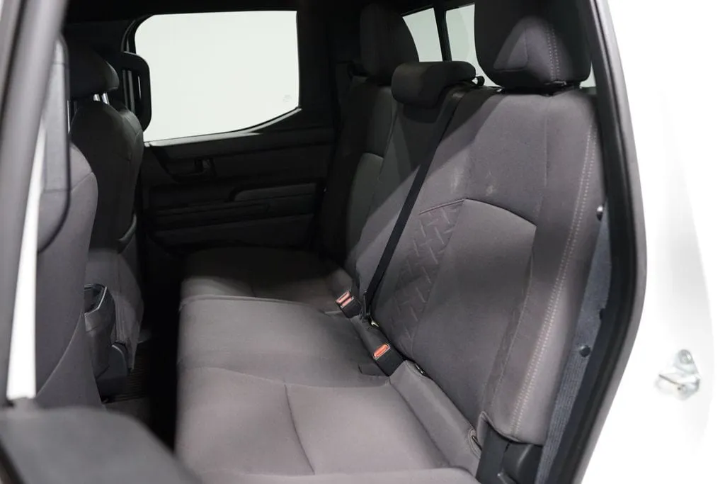 2024 Toyota Tacoma SR5 thumbnail 32