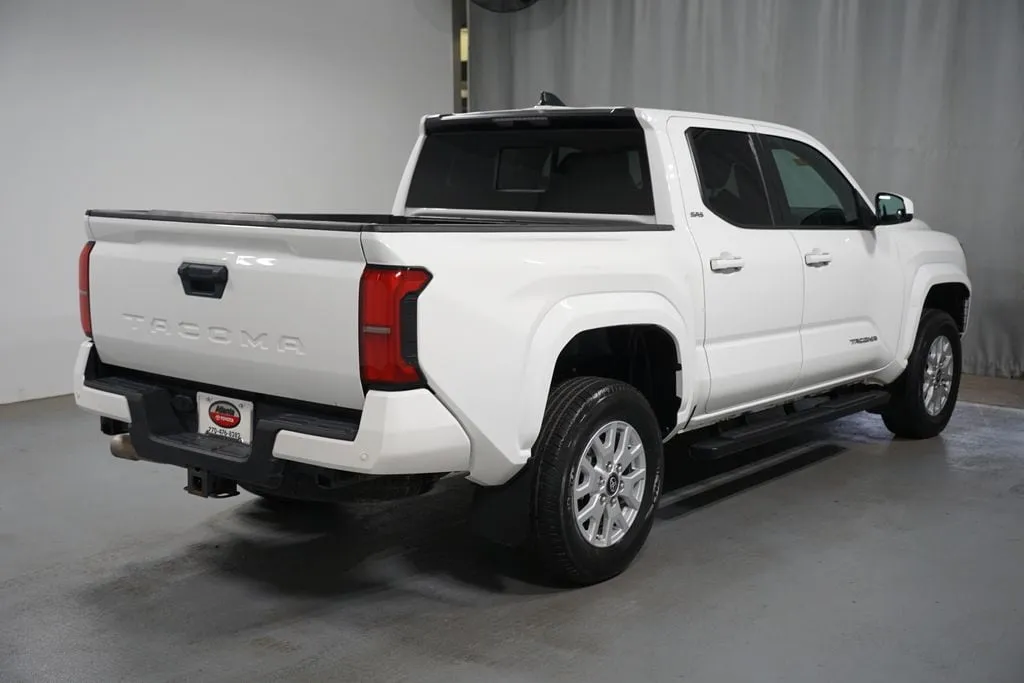 2024 Toyota Tacoma SR5 thumbnail 8