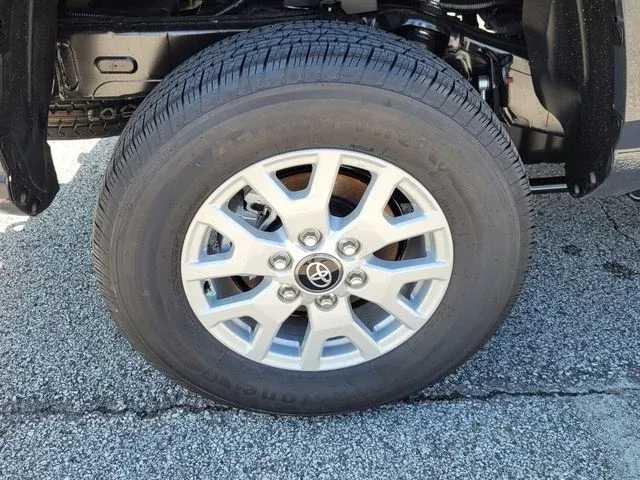 2024 Toyota Tacoma SR5 thumbnail 11