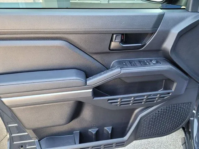 2024 Toyota Tacoma SR5 thumbnail 19