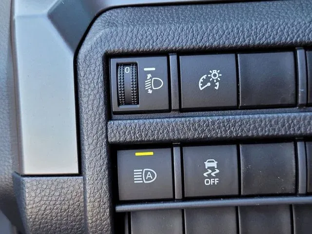 2024 Toyota Tacoma SR5 thumbnail 32