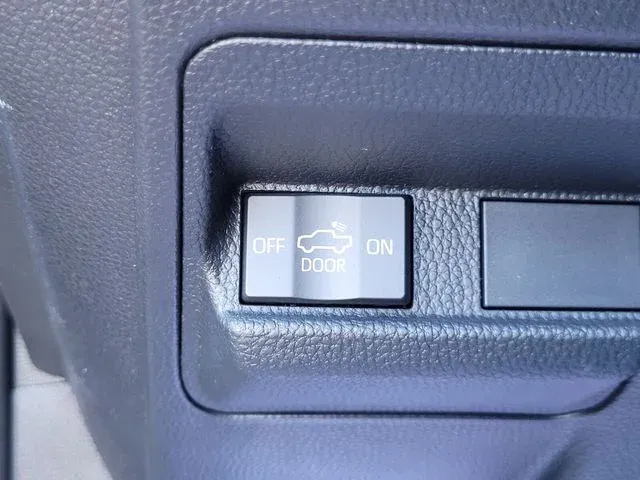 2024 Toyota Tacoma SR5 thumbnail 33