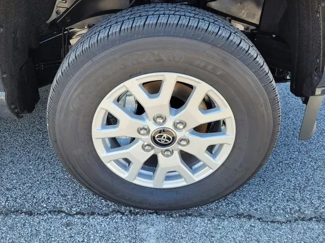 2024 Toyota Tacoma SR5 thumbnail 9