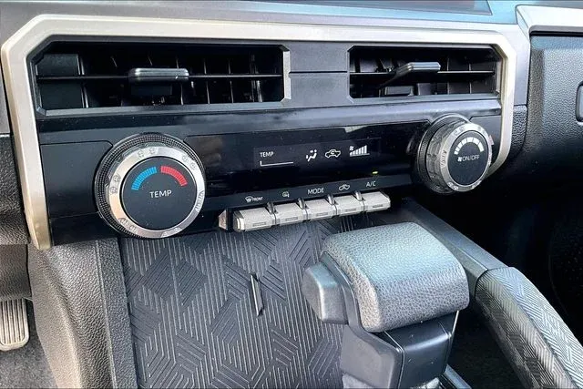 2024 Toyota Tacoma SR5 thumbnail 23