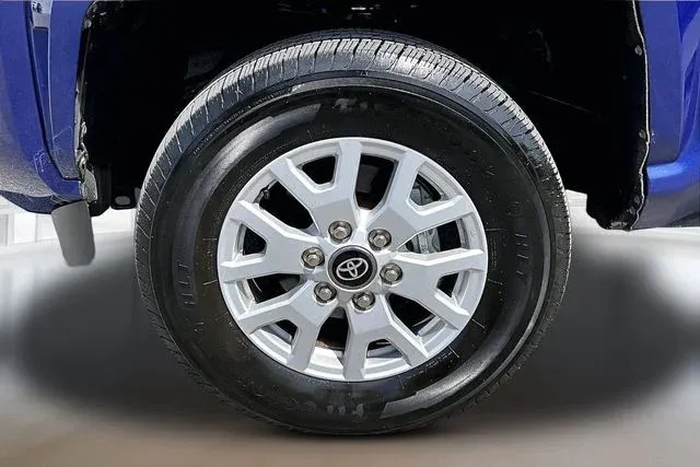 2024 Toyota Tacoma SR5 thumbnail 28