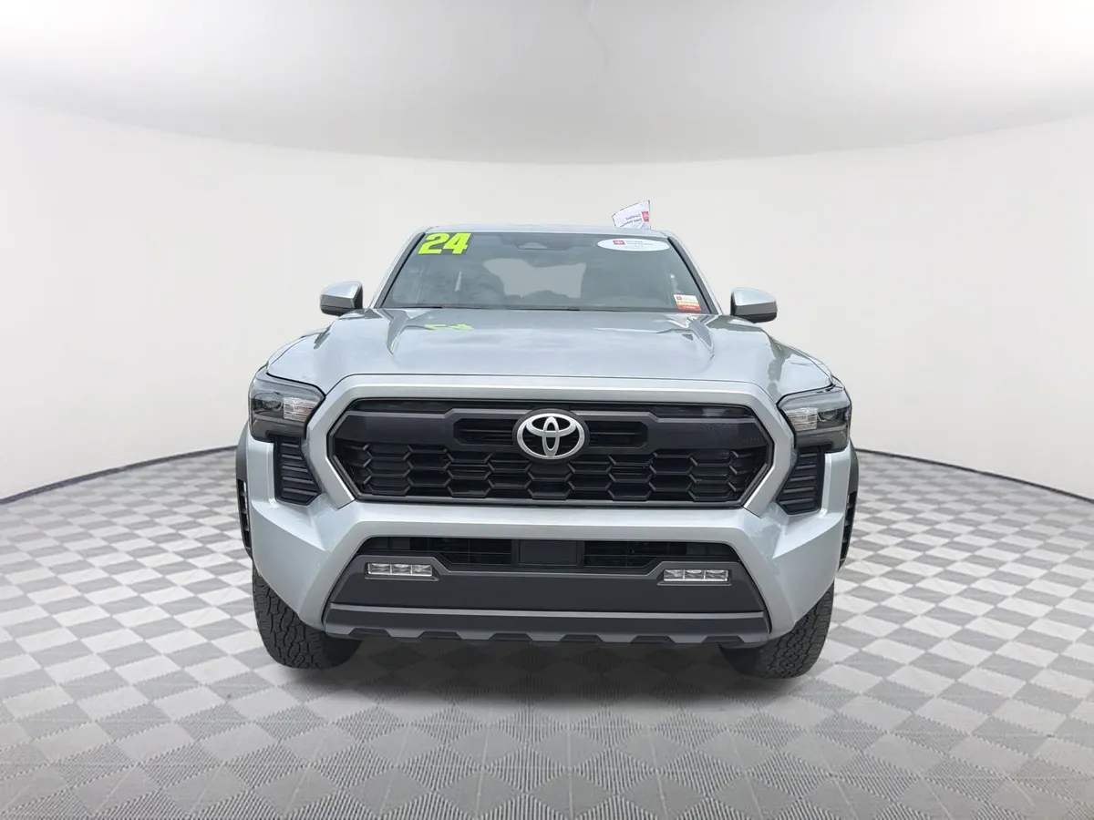 2024 Toyota Tacoma TRD Off-Road thumbnail 2