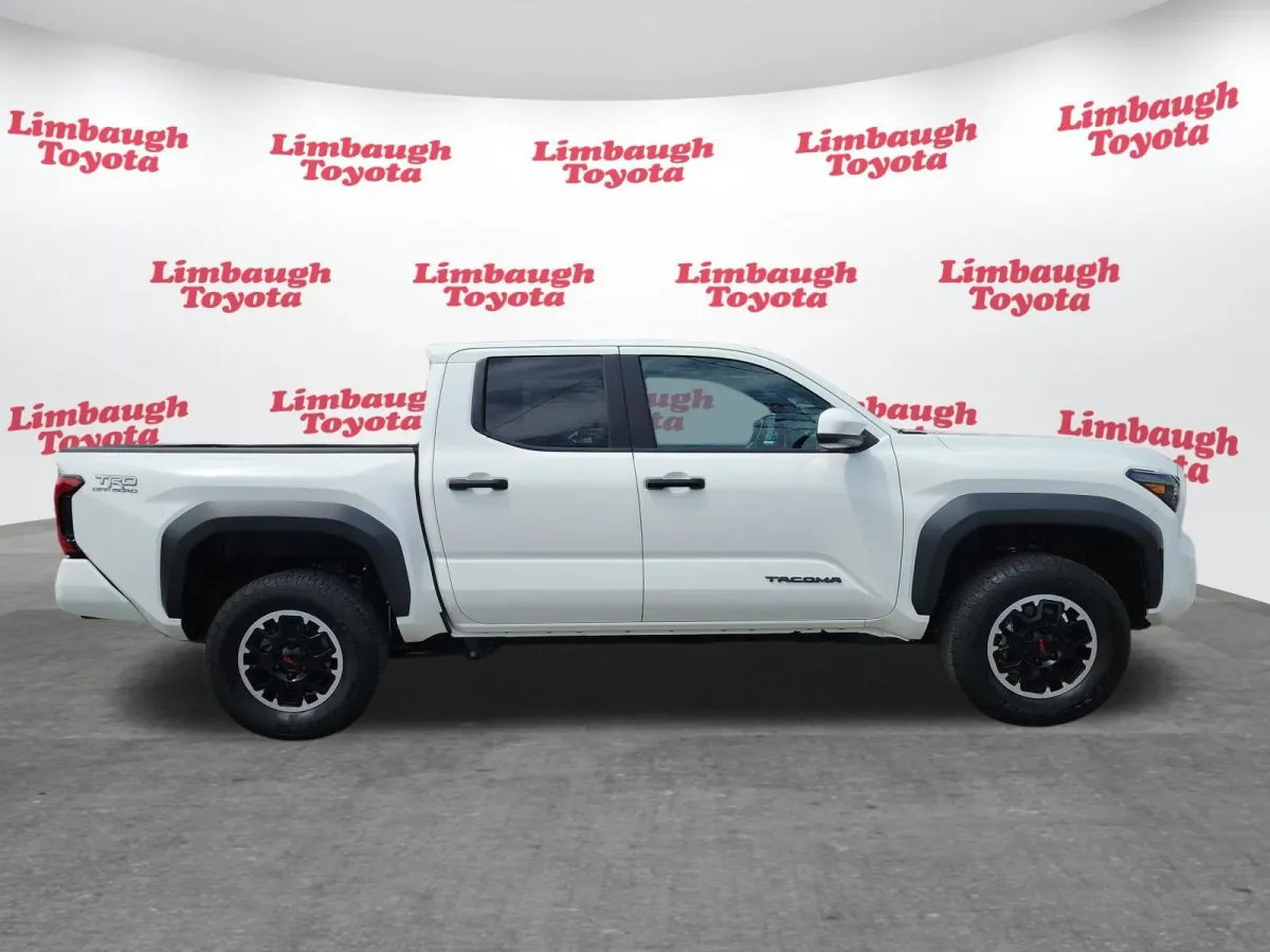 2024 Toyota Tacoma TRD Off Road thumbnail 2