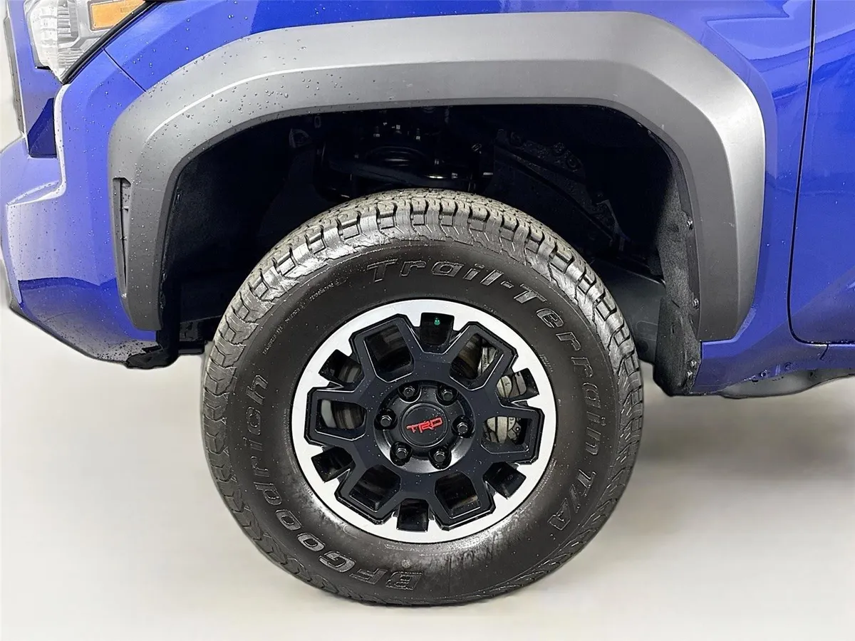 2024 Toyota Tacoma TRD Off-Road thumbnail 12
