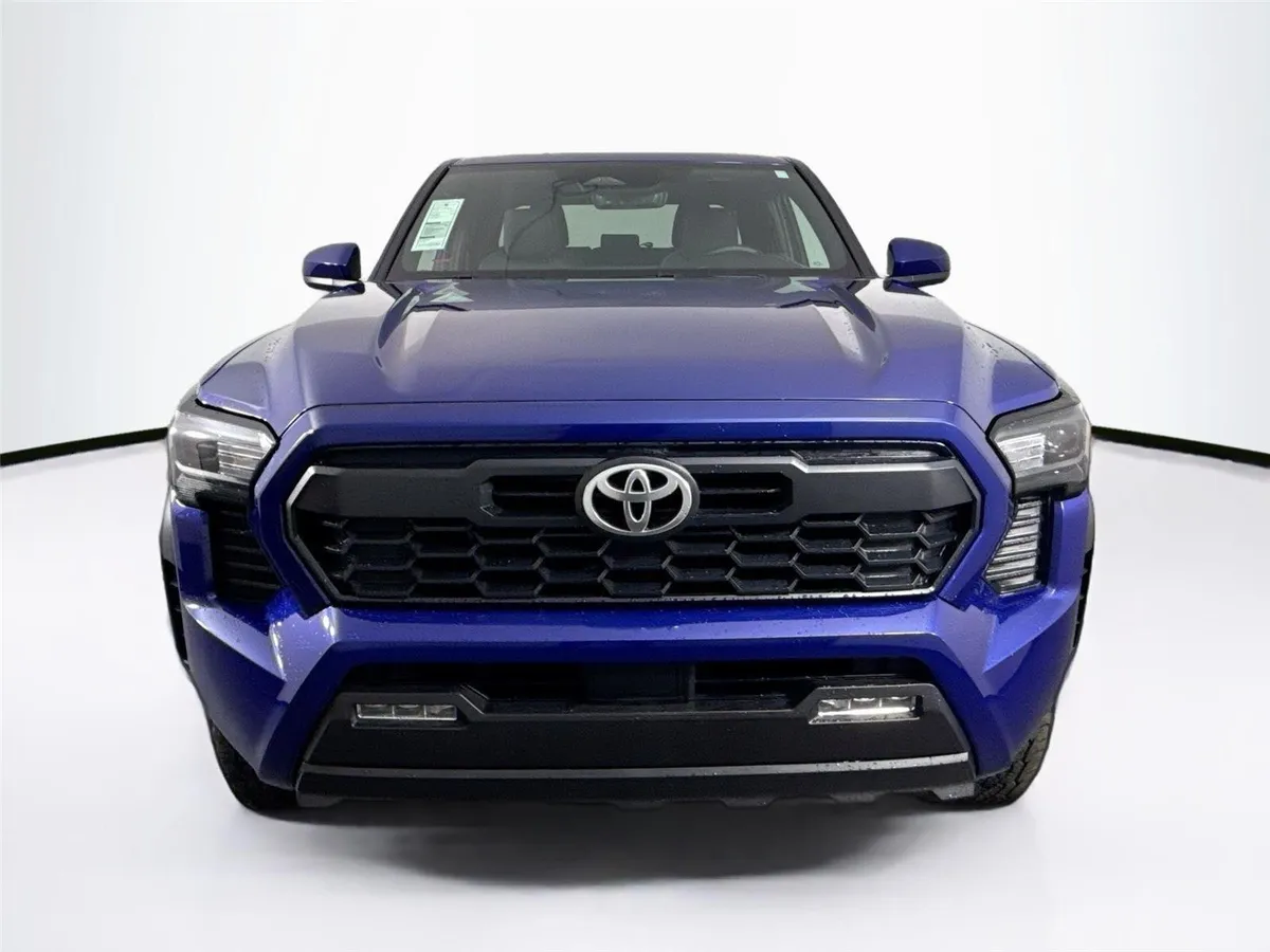 2024 Toyota Tacoma TRD Off-Road thumbnail 3