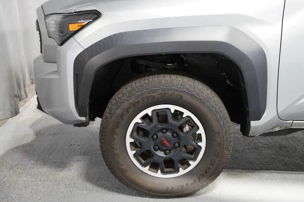 2024 Toyota Tacoma TRD Off-Road thumbnail 5