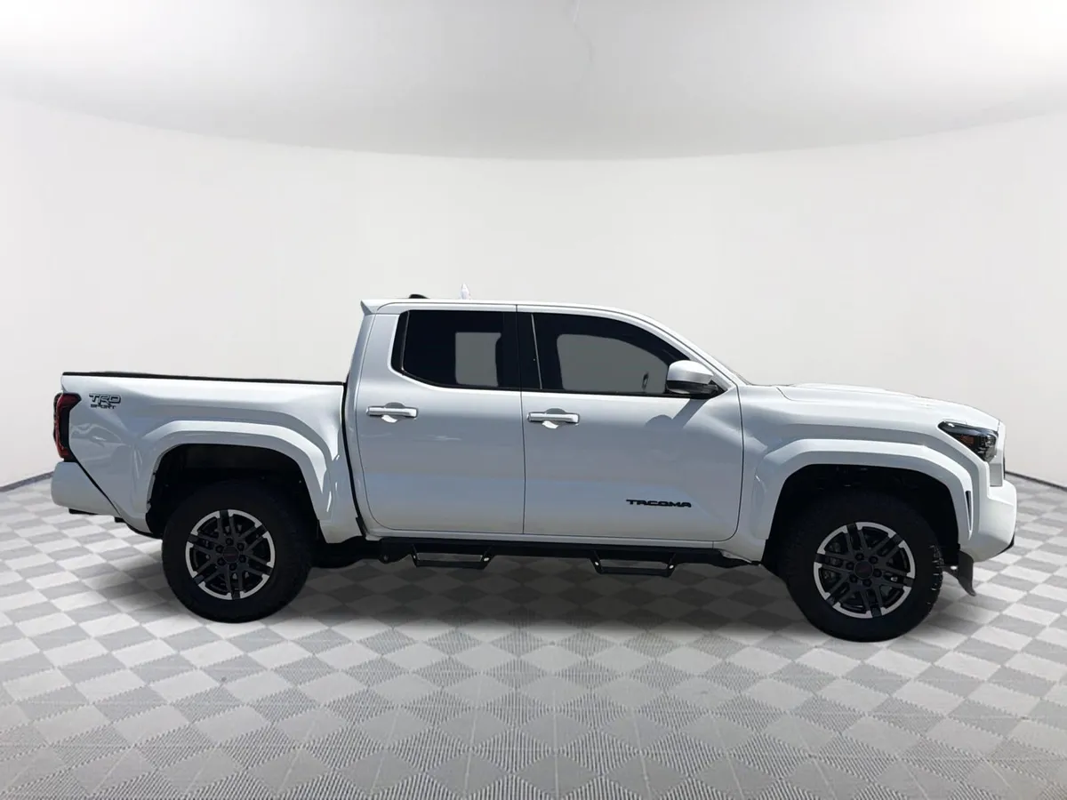 2024 Toyota Tacoma TRD Sport thumbnail 18