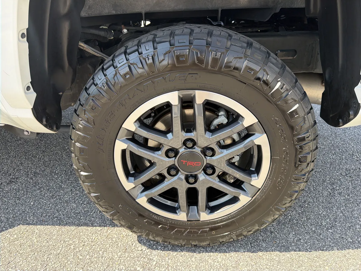 2024 Toyota Tacoma TRD Sport thumbnail 30