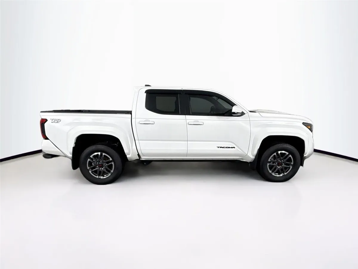 2024 Toyota Tacoma TRD Sport thumbnail 10