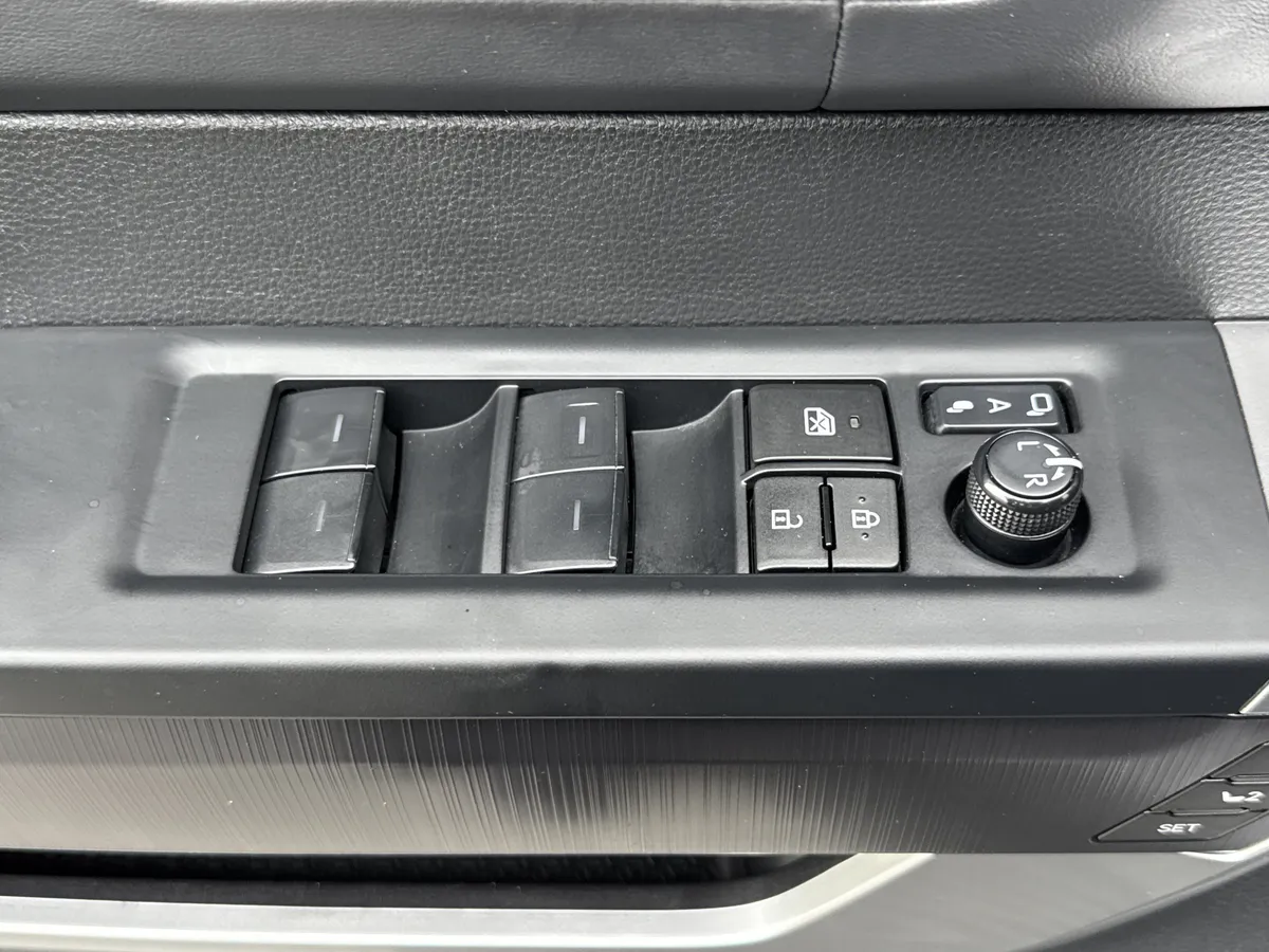 2024 Toyota Tundra 4WD Platinum thumbnail 14