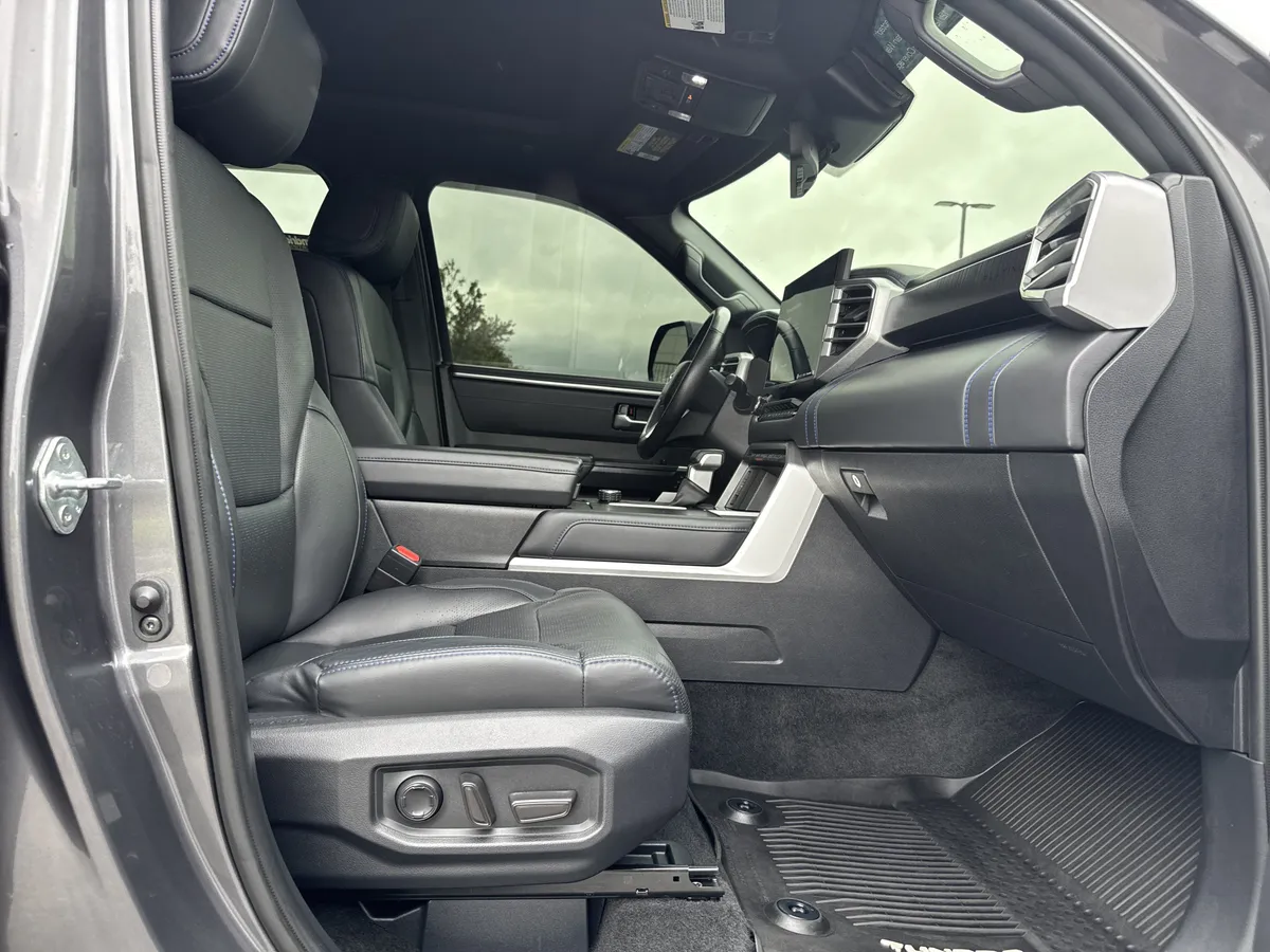 2024 Toyota Tundra 4WD Platinum thumbnail 32