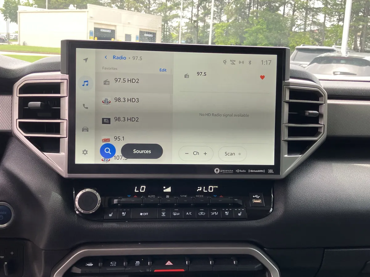 2024 Toyota Tundra Limited Hybrid CrewMax 5.5' Bed thumbnail 26