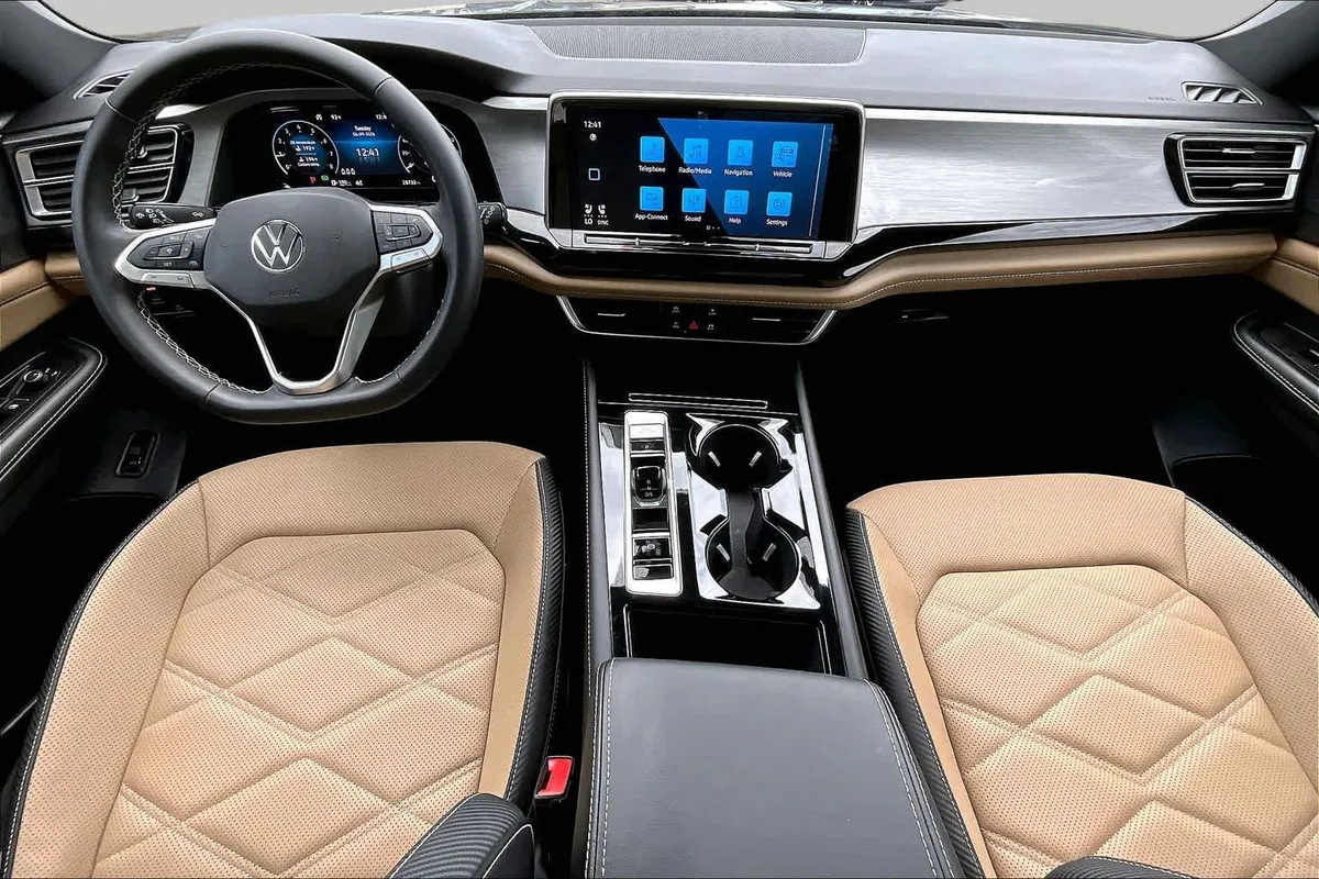 2024 Volkswagen Atlas Cross Sport 2.0T SE w/Technology thumbnail 16