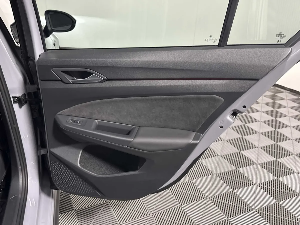 2024 Volkswagen Golf GTI 380 S thumbnail 26