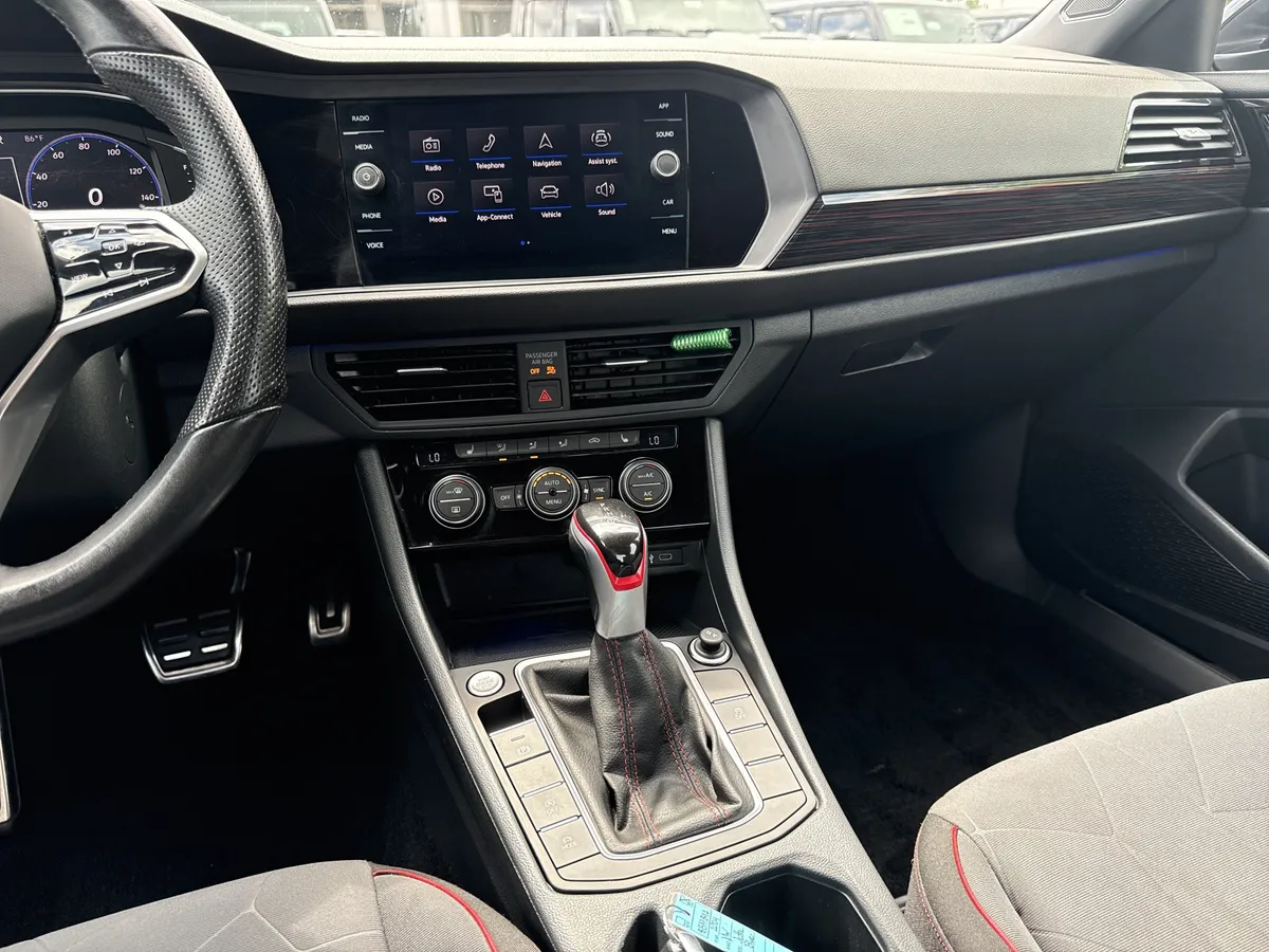 2024 Volkswagen Jetta GLI 40th Anniversary Edition thumbnail 18