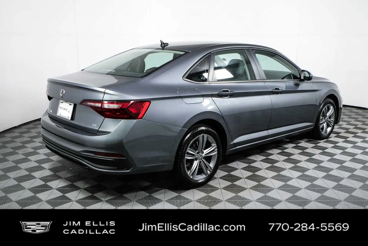 2024 Volkswagen Jetta SE thumbnail 3
