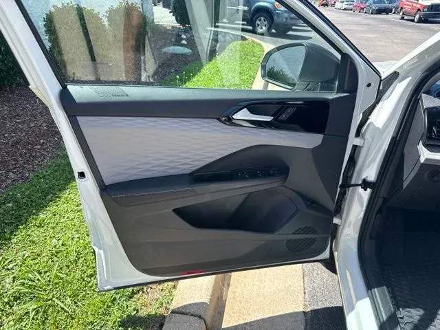 2024 Volkswagen Taos 1.5T S thumbnail 22