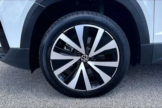 2024 Volkswagen Taos 1.5T SE thumbnail 30