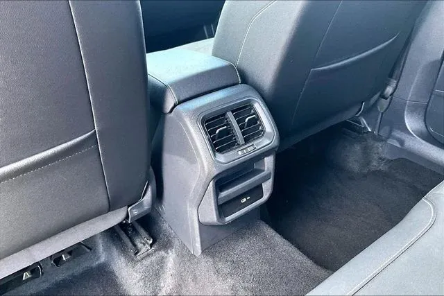 2024 Volkswagen Taos 1.5T SE thumbnail 32