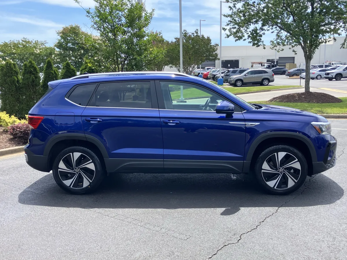 2024 Volkswagen Taos SE 4MOTION thumbnail 11