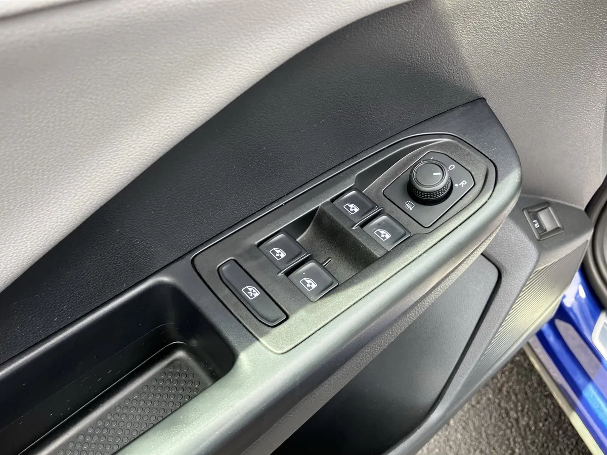2024 Volkswagen Taos SE 4MOTION thumbnail 15