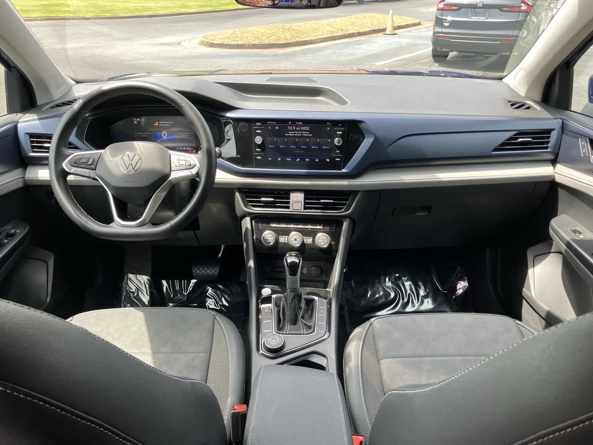 2024 Volkswagen Taos SE 4MOTION thumbnail 32