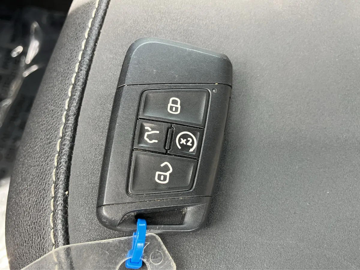 2024 Volkswagen Taos SE 4MOTION thumbnail 38