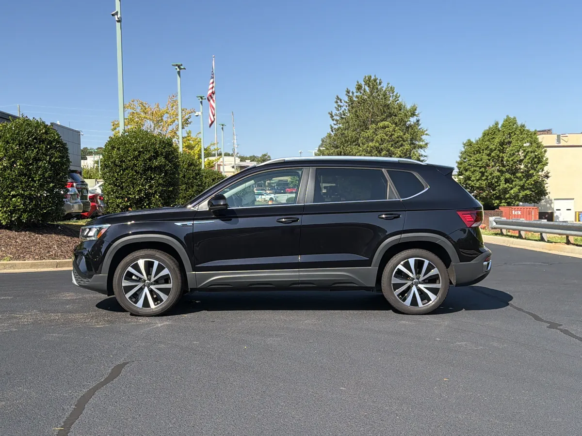 2024 Volkswagen Taos SE thumbnail 10
