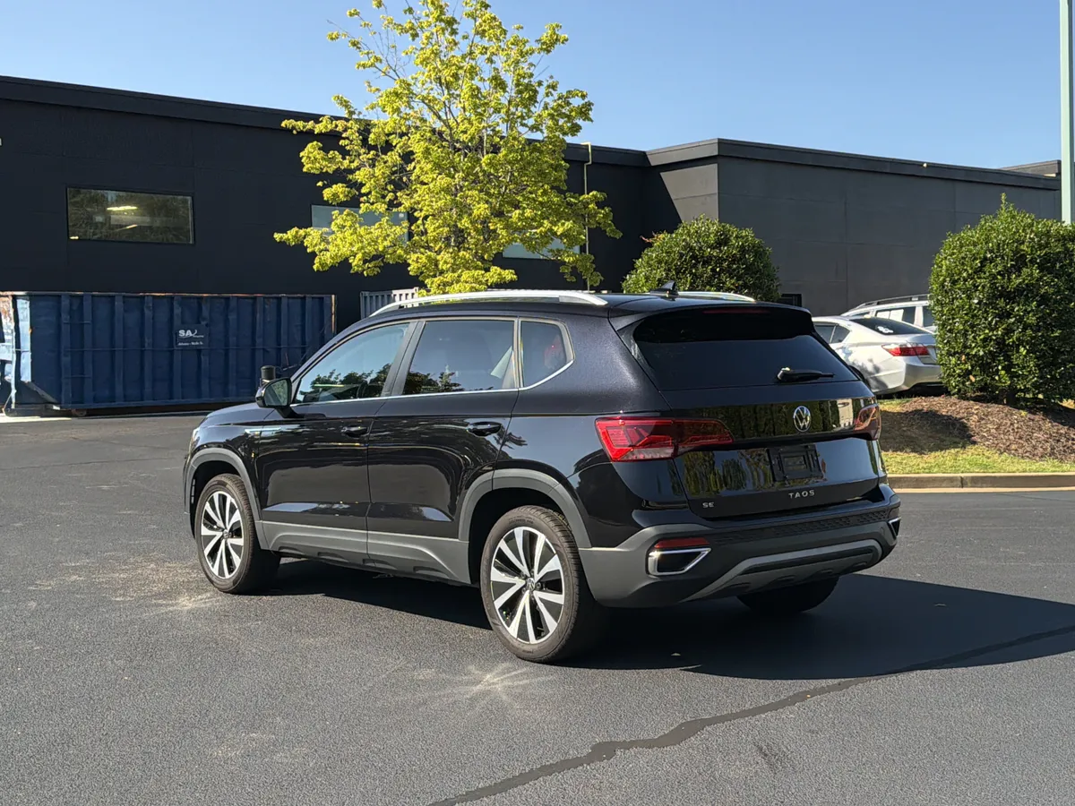 2024 Volkswagen Taos SE thumbnail 11