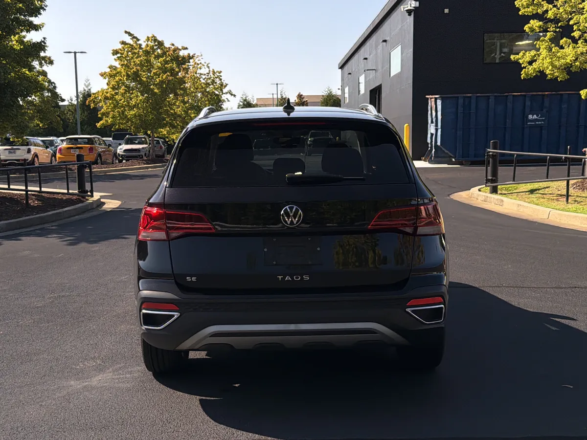 2024 Volkswagen Taos SE thumbnail 12