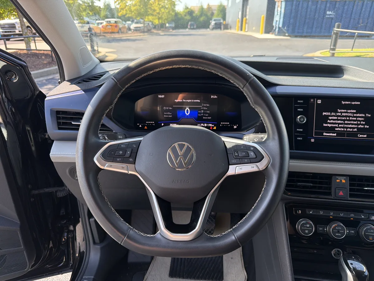 2024 Volkswagen Taos SE thumbnail 16