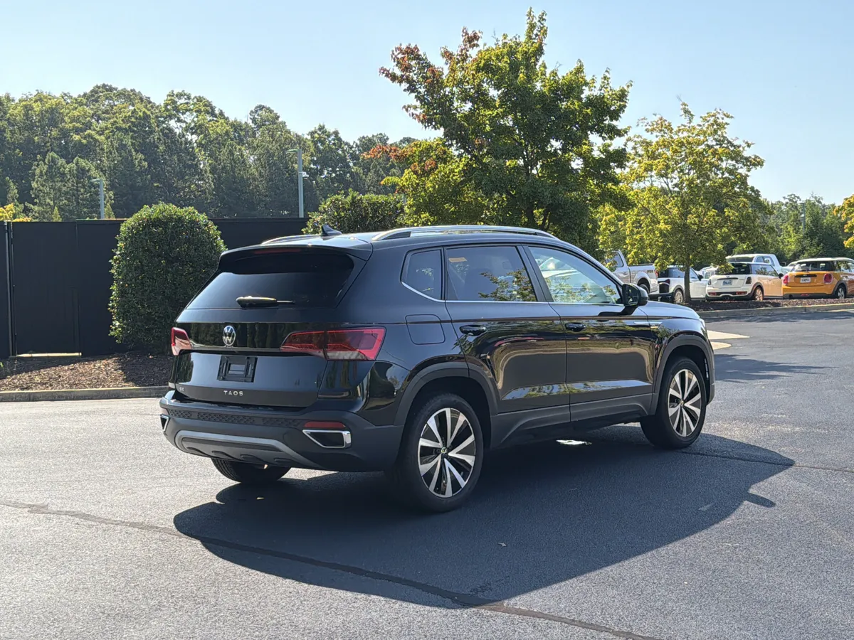 2024 Volkswagen Taos SE thumbnail 2