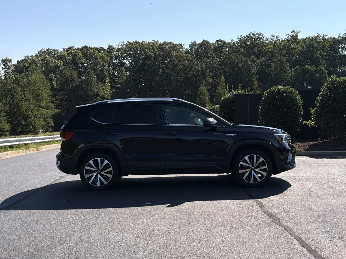 2024 Volkswagen Taos SE thumbnail 4