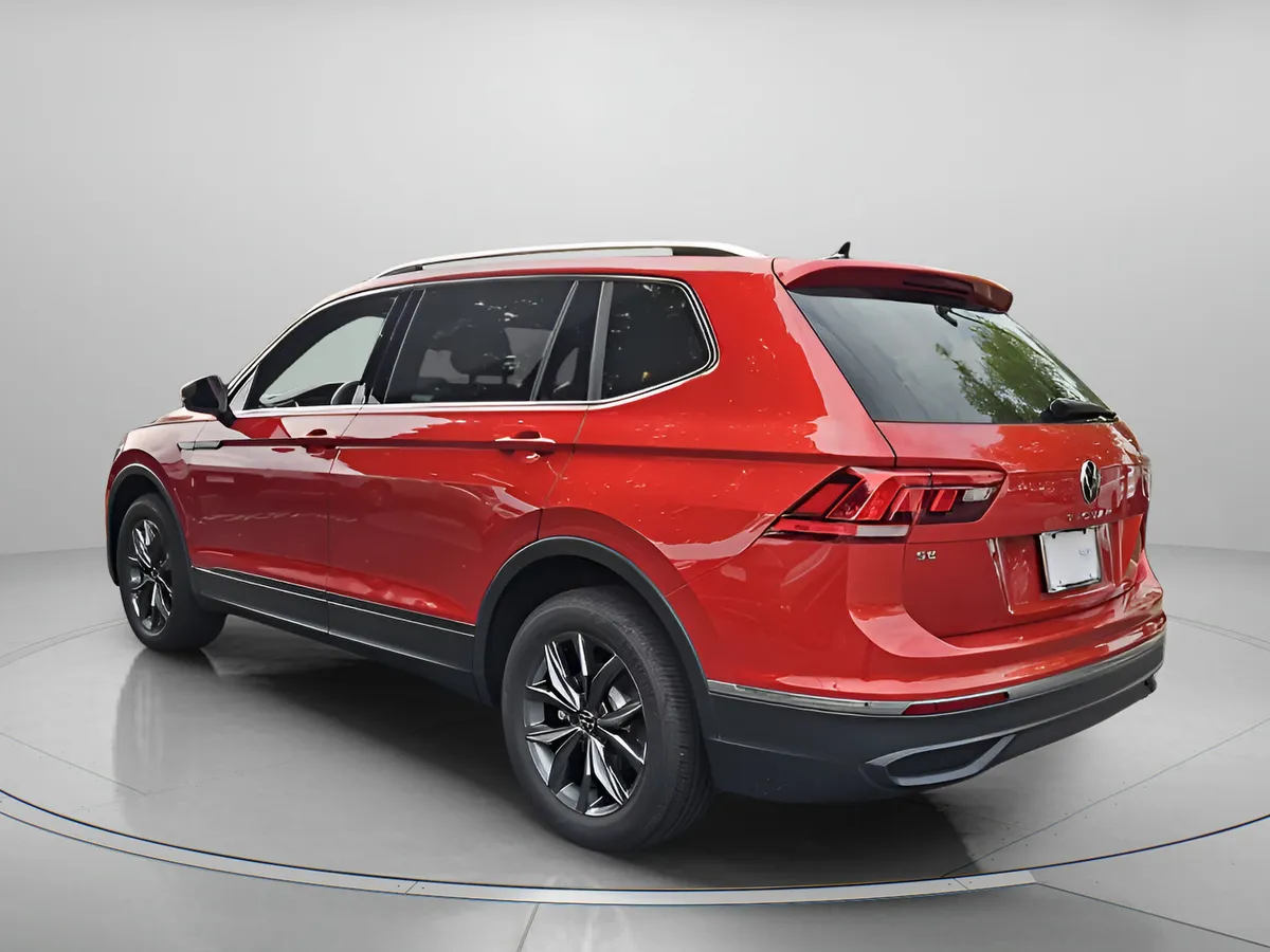 2024 Volkswagen Tiguan SE thumbnail 3
